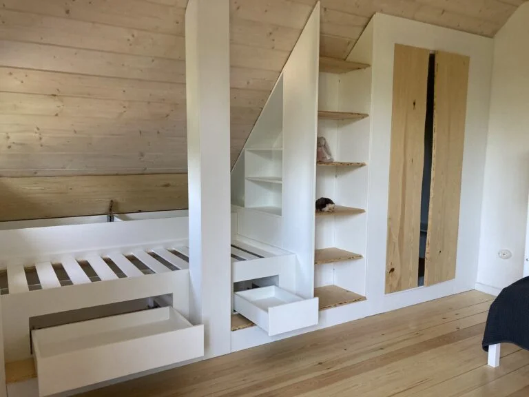 Iebūvejamais skapis un gulta