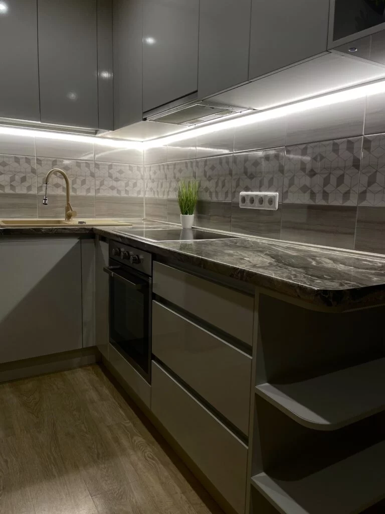 LED apgaismojums stūra virtuvē