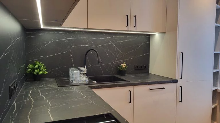 Galda virsma Pietra Grigia un LED apgaismojums