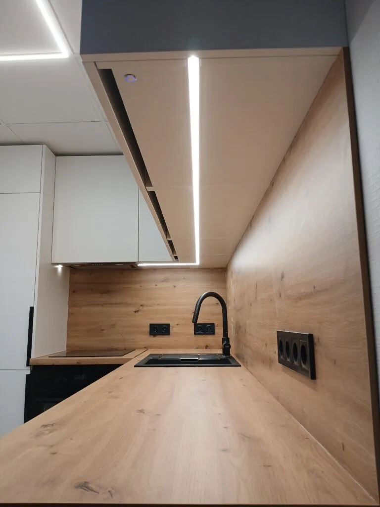 Virtuves iekārtas apgaismojums