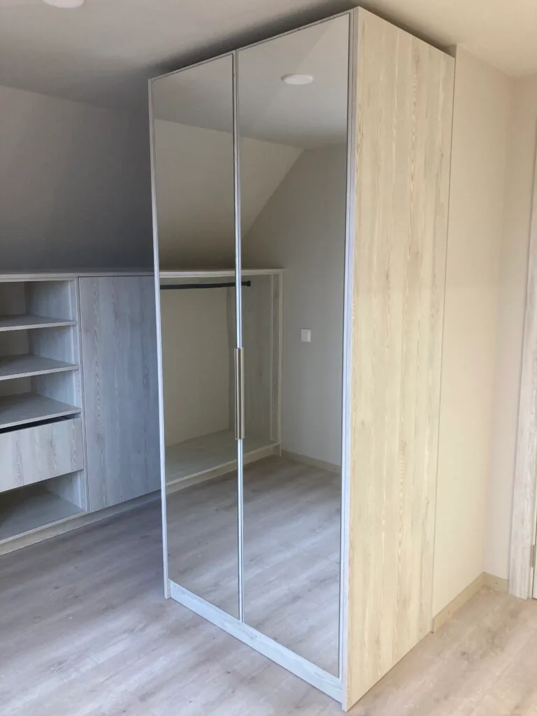 Skapis ar spoguļiem