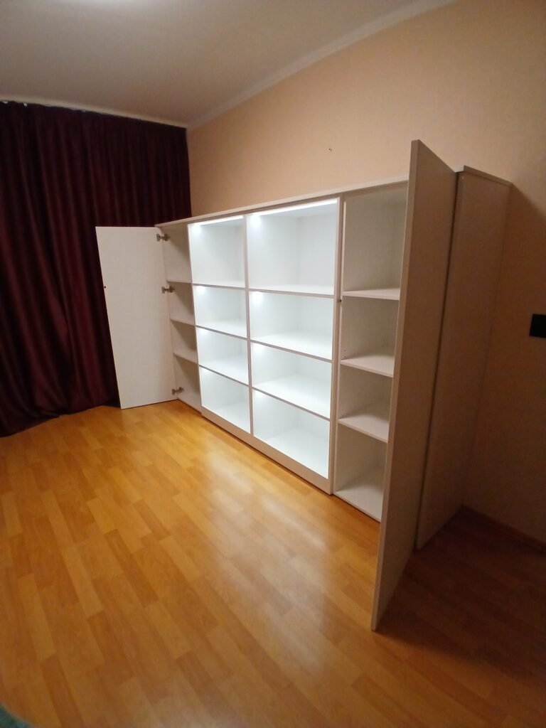 Skapis ar aizveramām durvīm