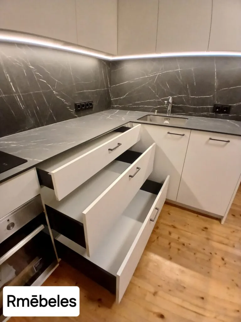 atvilktnes virtuves iekārtā